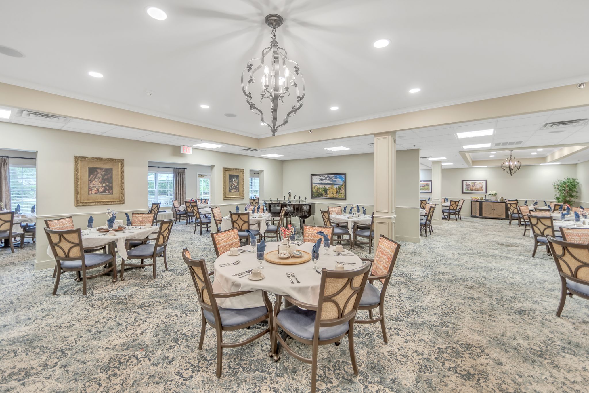 7251_Janus_Park_Dr_Liverpool_NY_13088_USA-Dining_room-0B4A7948 - Parkrose Estates Elegant and spacious dining room at Parkrose Estates, a premier senior living community near Bridgeport, NY.